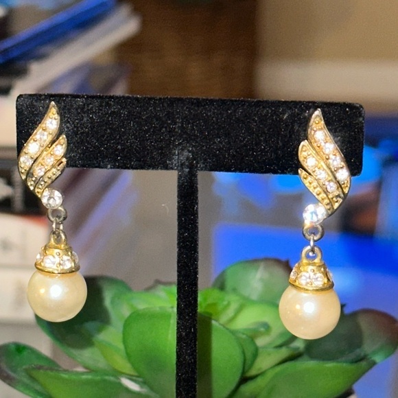Vintage Pearl and rhinestone pierced earrings. Beautiful luster on pearls. - Picture 5 of 11